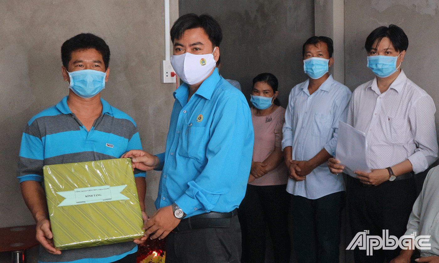 Chủ tịch Công đoàn Viên chức Tiền Giang Đặng Văn Chiến tặng quà chúc mừng anh Thắng