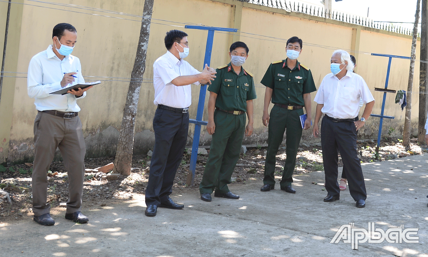 Đồng chí Nguyễn Văn Mười khảo sát cơ sở vật chất Tiểu đoàn 514.