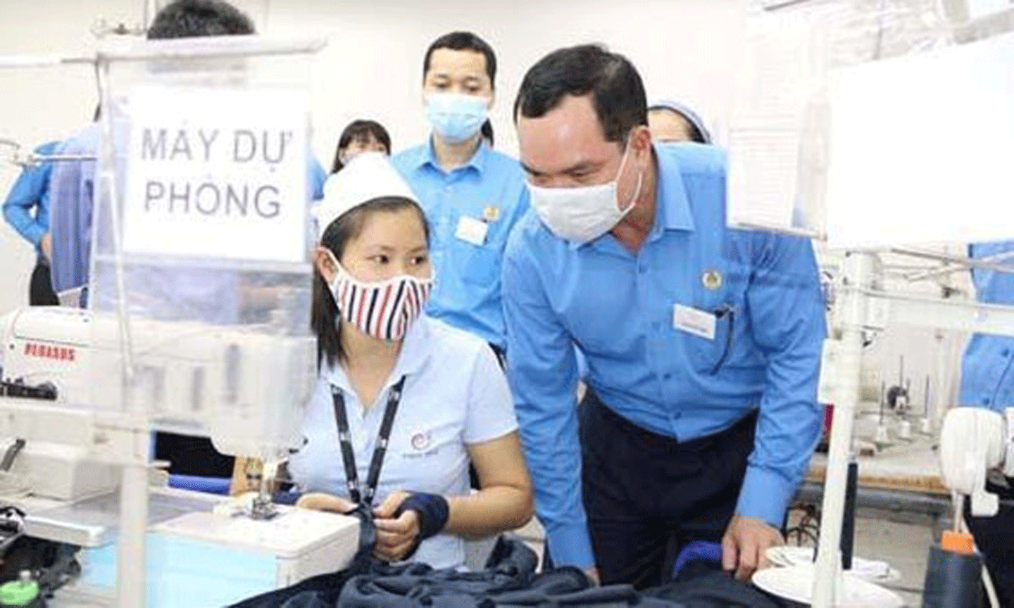 Chủ tịch Tổng Liên đoàn Lao động Việt Nam Nguyễn Đình Khang thăm hỏi công nhân may tại tỉnh Bình Dương