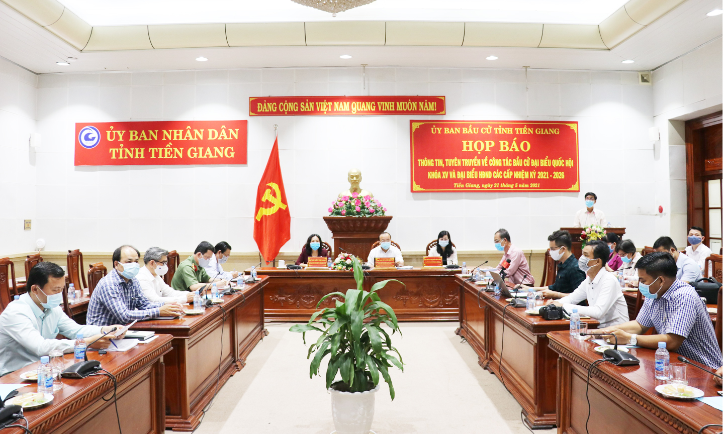 Phóng viên, biên tập viên của hàng chục cơ quan thông tấn, báo chí tham gia buổi họp báo