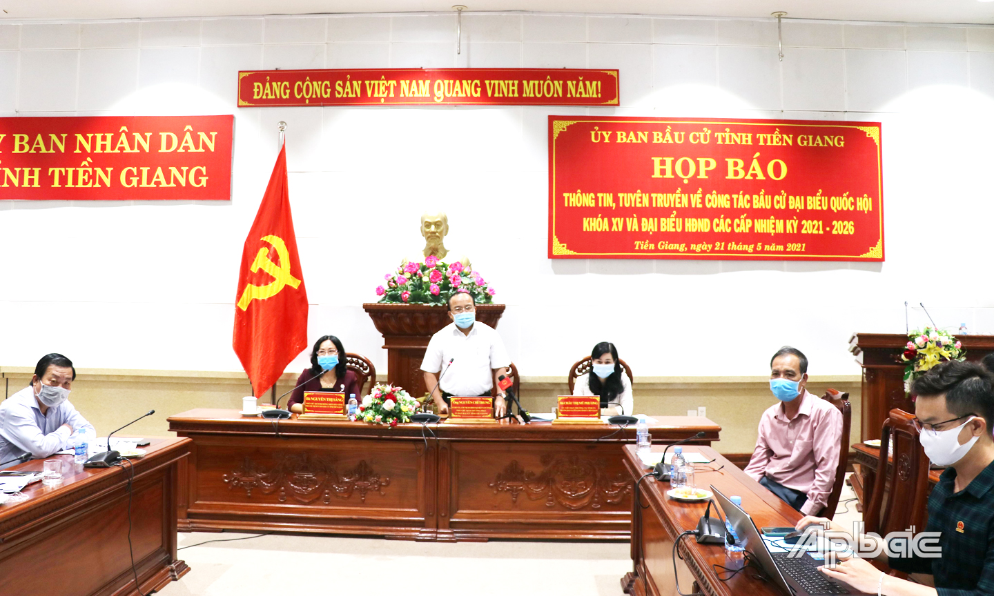 Các đồng chí chủ trì trả lời câu hỏi của phóng viên