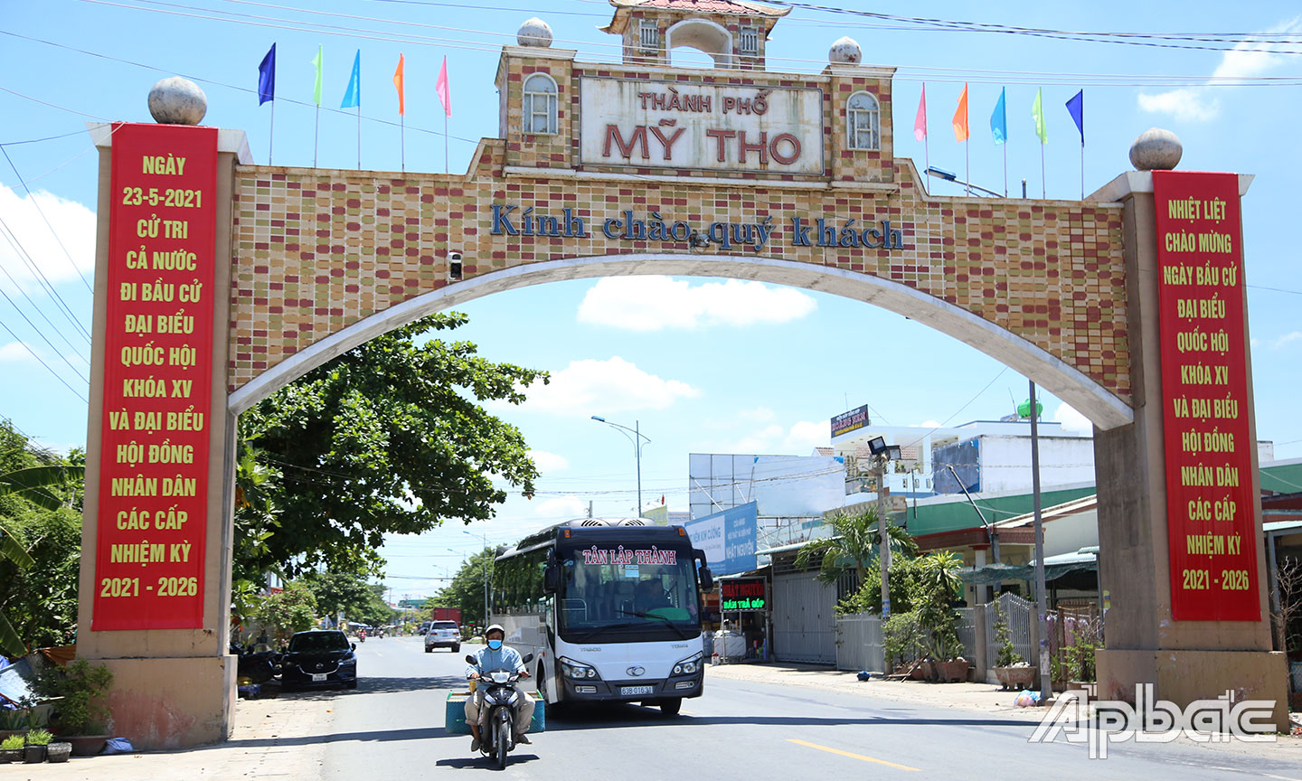Con đường chính vào TP. Mỹ Tho được trang hoàng chào mừng ngày bầu cử.