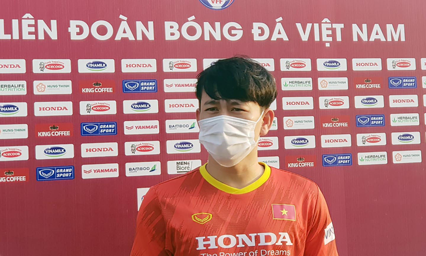 Tiền vệ Trần Minh Vương trả lời phỏng vấn trước buổi tập. Ảnh: VFF