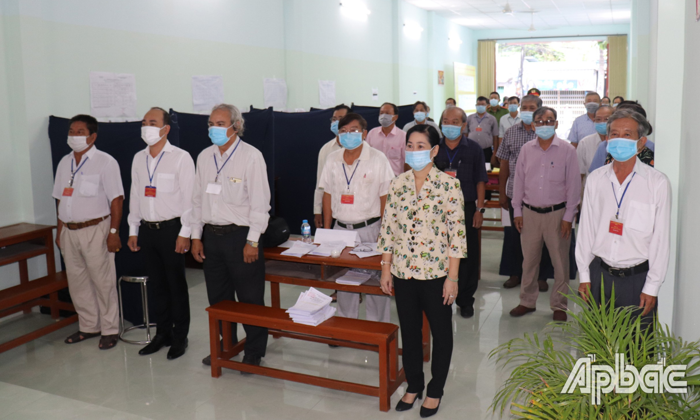 Nghi thức chào cờ khai mạc tổ bầu cử.