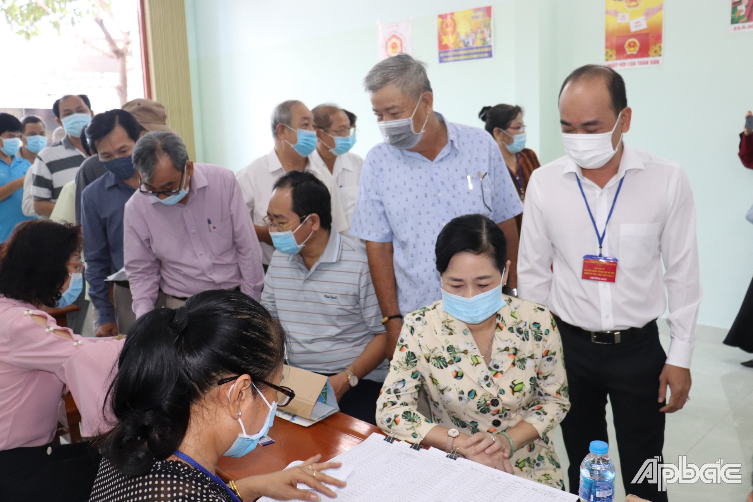Cử tri xã Đạo Thạnh, TP. Mỹ Tho bỏ phiếu.