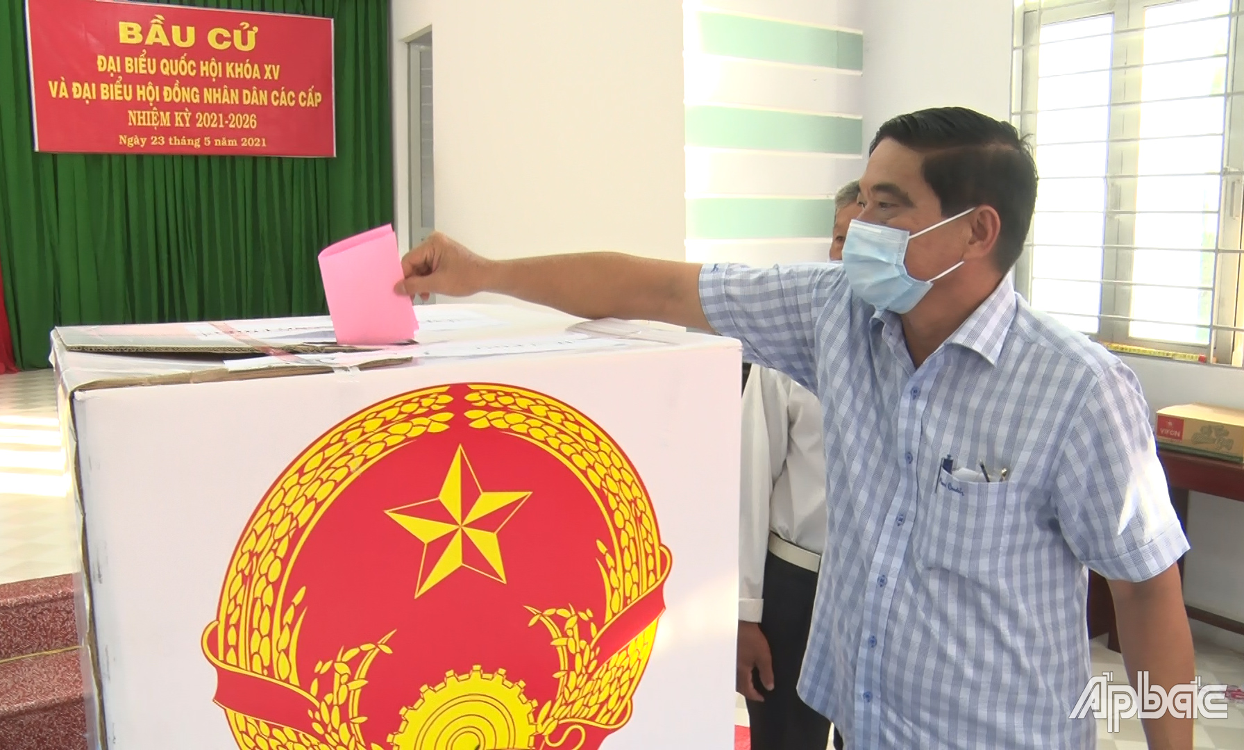 Đồng chí Nguyễn Văn Nhã, Ủy viên Ban Thường vụ Tỉnh ủy, Trưởng ban Tổ chức Tỉnh ủy bỏ phiếu