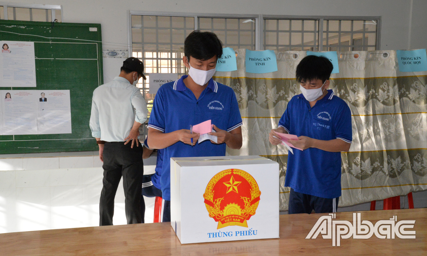 Tổ bầu cử của ấp 7, xã Tam Hiệp, huyện Châu Thành đã đưa thùng phiếu phụ đến Cơ sở cai nghiện ma túy để phục vụ cho gần 660 học viên ở đây thực hiện bỏ phiếu bầu cử