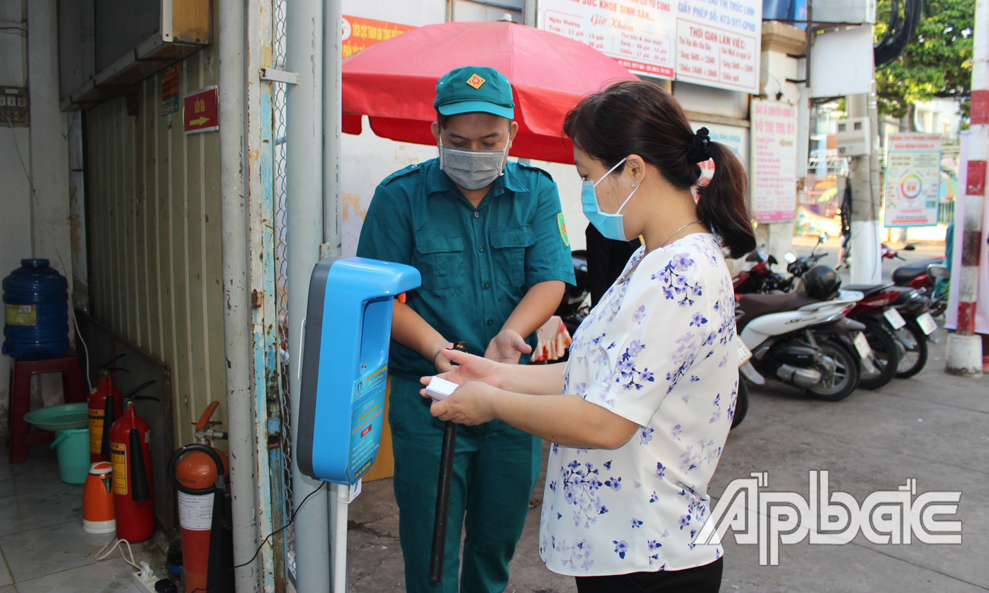 Sát khuẩn trước khi bỏ phiếu.