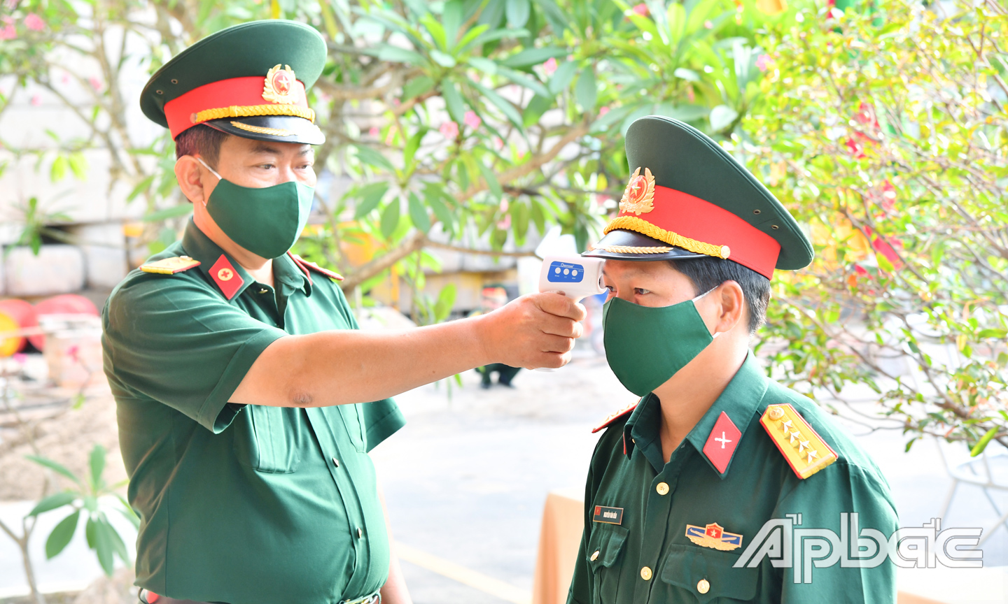 Đo thân nhiệt trước khi bỏ phiếu. Ảnh: THANH LÂM.