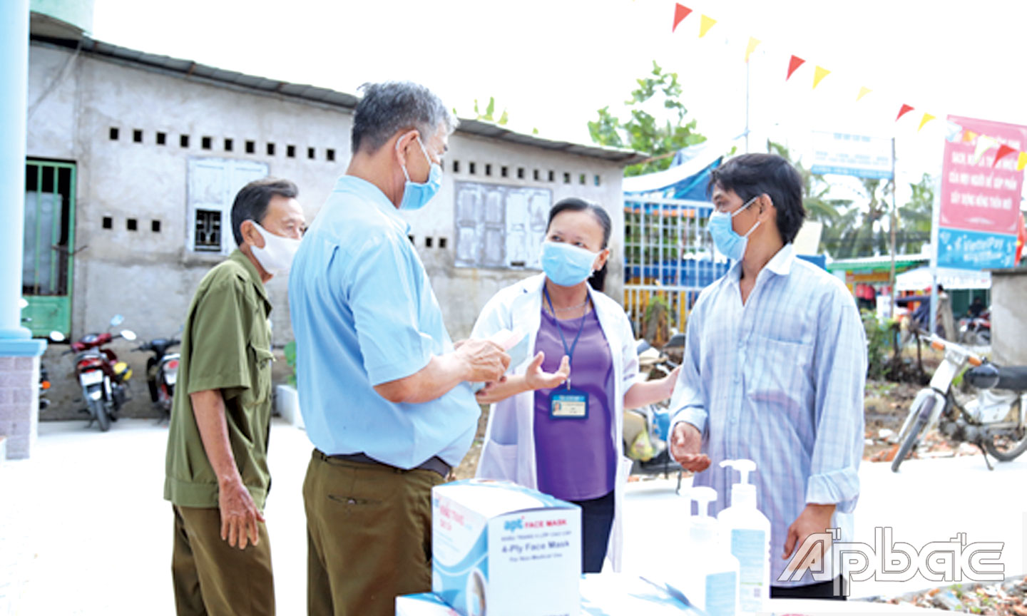 Cán bộ Tổ bầu cử hướng dẫn cử tri  tham gia bầu cử. 