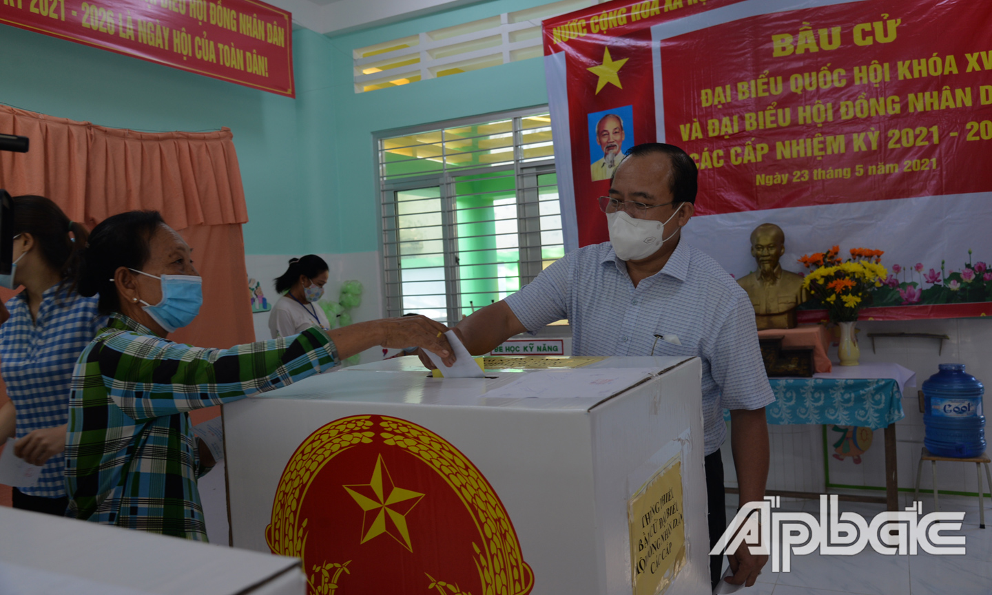 Đồng chí Nguyễn Chí Trung kiểm tra công tác bầu cử vào sáng ngày 23-5.