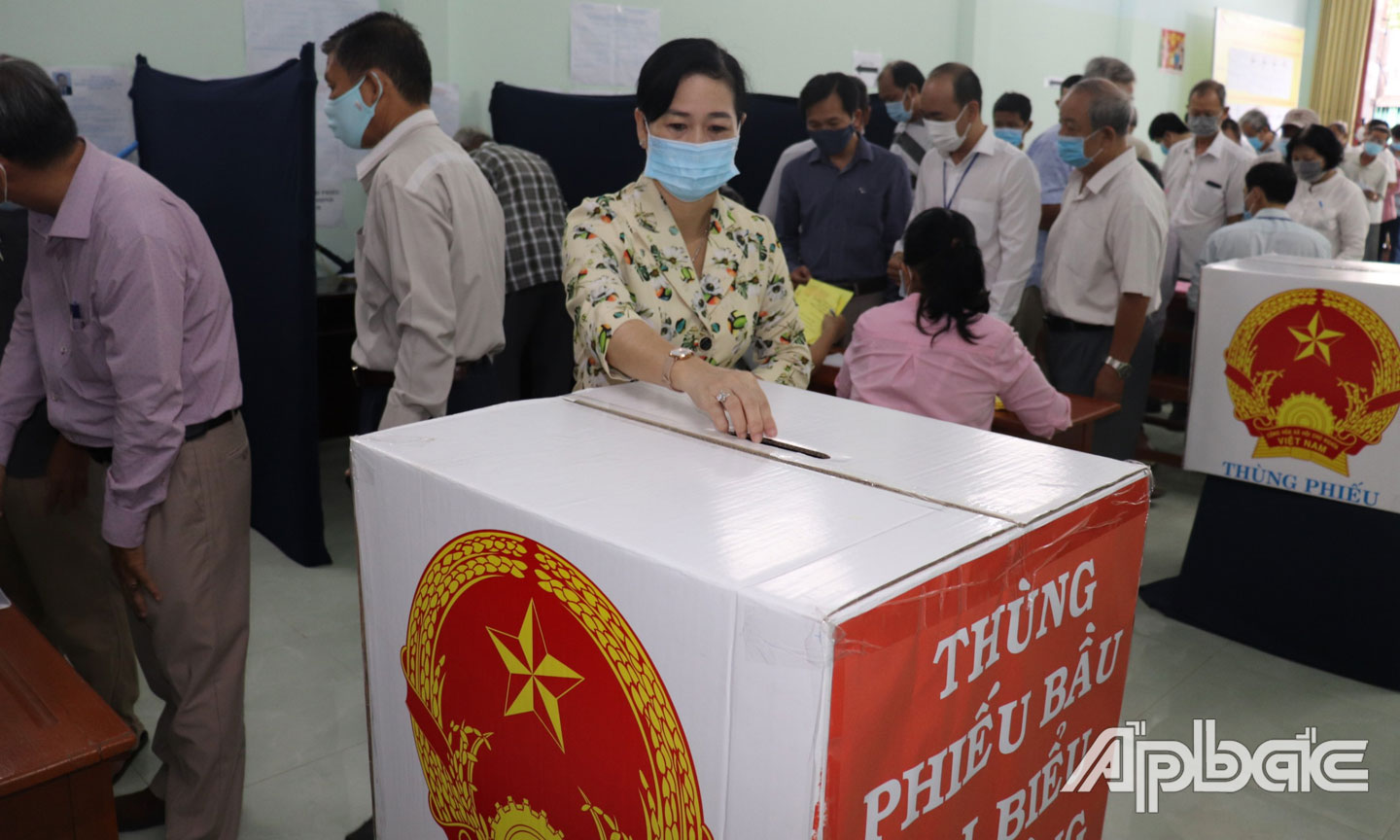 Đồng chí Châu Thị Mỹ Phương, Ủy viên Ban Thường vụ,  Trưởng Ban Tuyên giáo Tỉnh ủy bỏ phiếu tại ấp 1, xã Đạo Thạnh,  TP. Mỹ Tho. 	                                                             