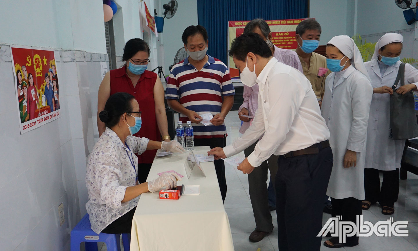 Đồng chí Trần Văn Dũng, Ủy viên Ban Thường vụ Tỉnh ủy,  Phó Chủ tịch Thường trực UBND tỉnh bỏ phiếu tại phường 5,  TP. Mỹ Tho.                                                                                     