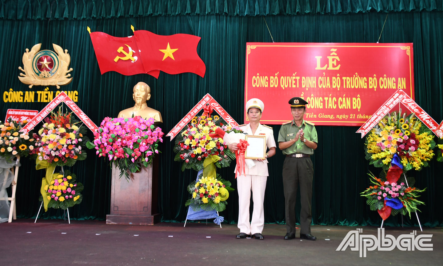 Thừa ủy quyền của Bộ trưởng  Bộ Công an,  Đại tá Nguyễn Văn Nhựt trao Quyết định  bổ nhiệm  Phó Giám đốc Công an tỉnh Tiền Giang cho Đại tá Nguyễn Hồng Khắc.                           Ảnh:  ĐẶNG THANH