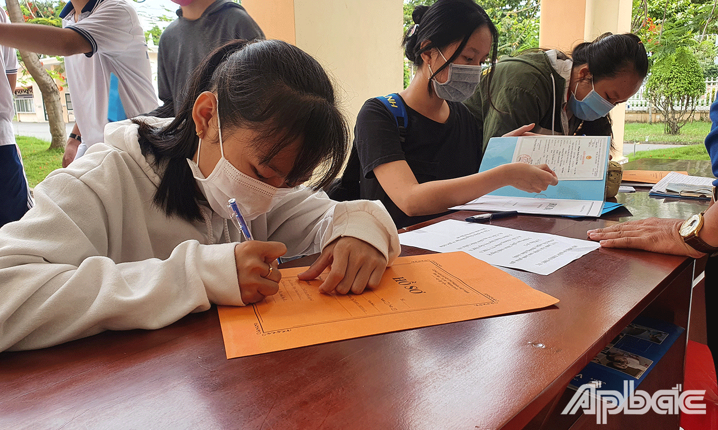 Học sinh viết hồ sơ. 
