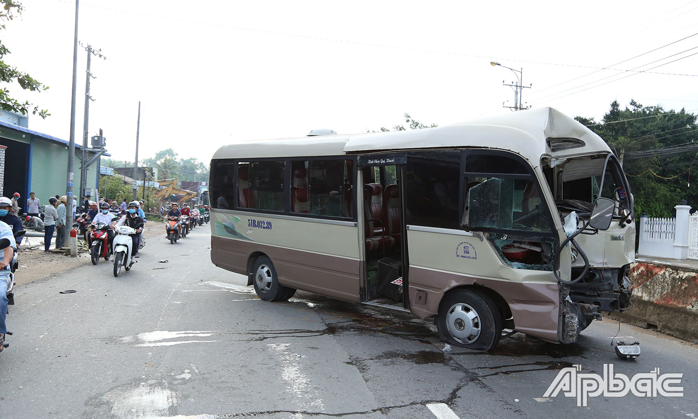 Hiện trường vụ tai nạn giữa xe khách và xe máy làm 1 học sinh lớp 8 tử vong tại chỗ, trên Quốc lộ 1, đoạn xã Phước Thạnh, TP. Mỹ Tho