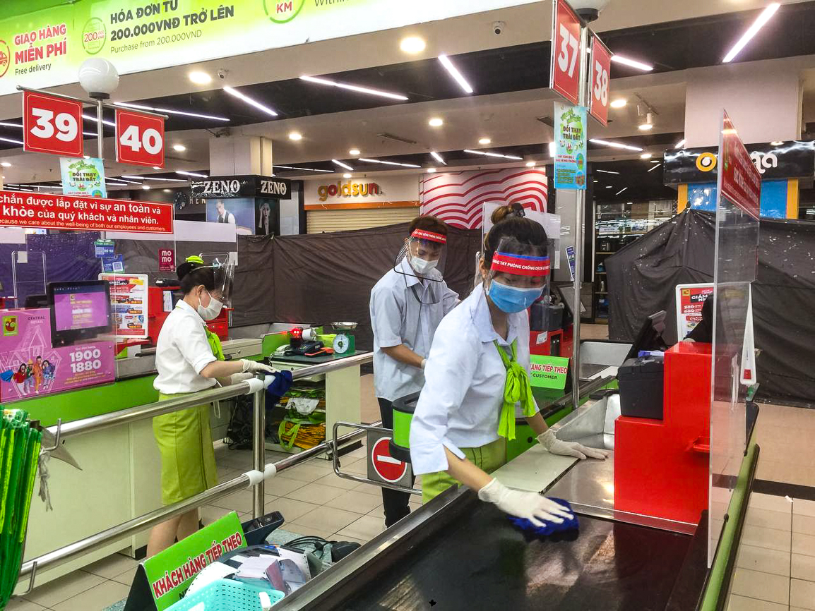 Sáng 25/5, việc khử khuẩn siêu thị Big C vẫn tiếp tục được triển khai. Ảnh: Trung Nguyên/TTXVN
