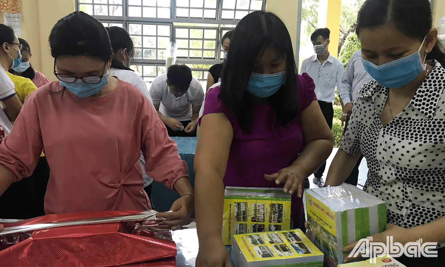 Đến trường, các thầy cô tuân thủ nghiêm túc các biện pháp phòng chống dịch bệnh Covid-19 như đeo khẩu trang, rửa tay sát khuẩn...