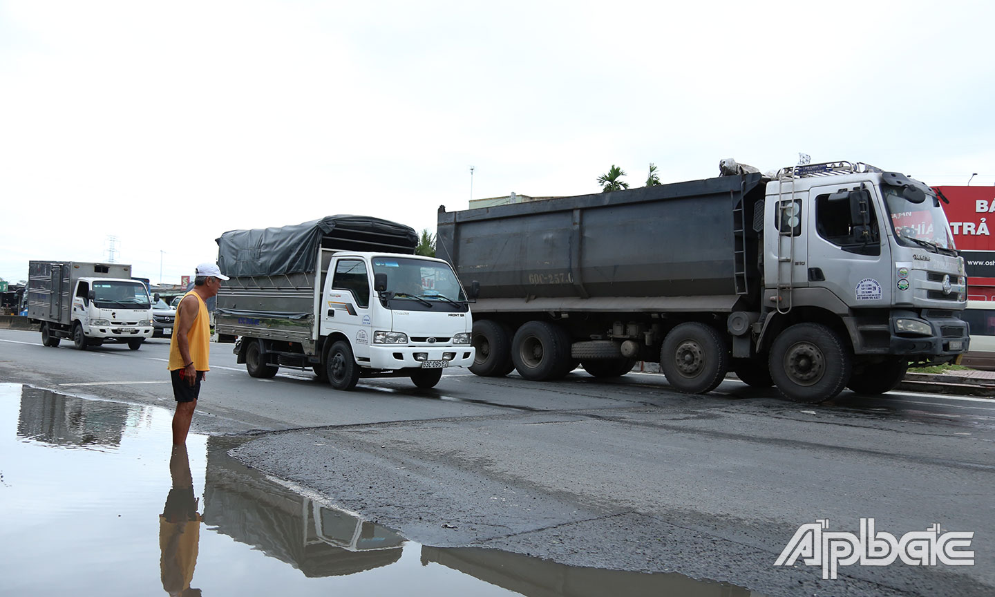 Hố sâu bẫy nhiều phương tiện xe máy.