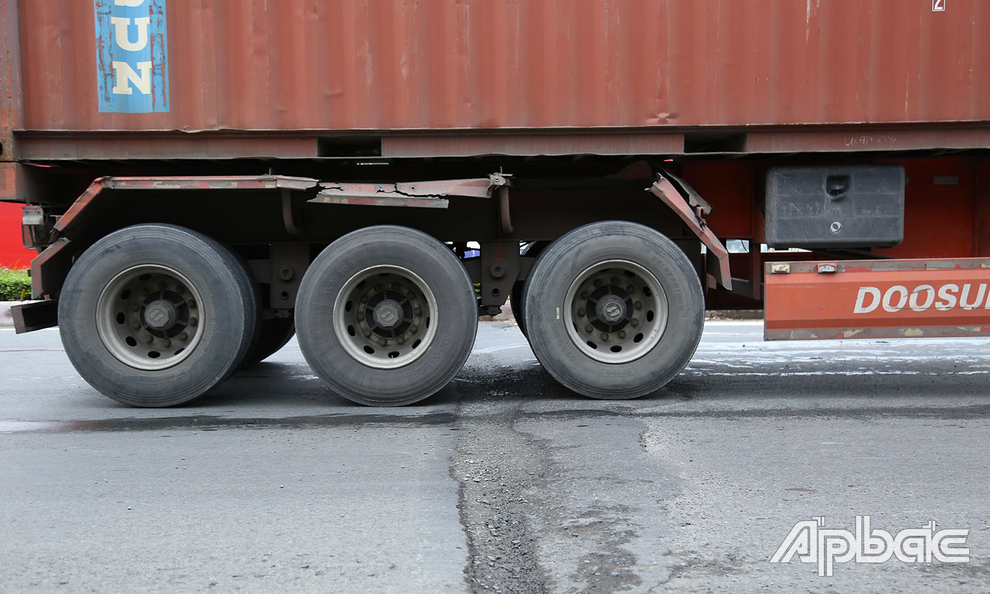 Âm thành từ tiếng ồn các thùng container rỗng phát ra rất kinh khủng.