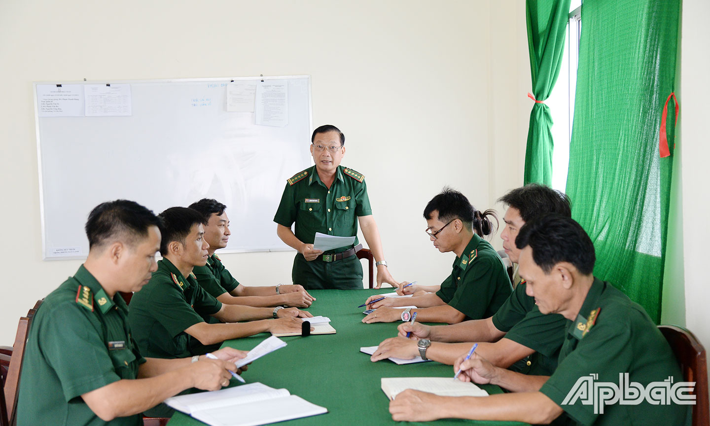 Đại tá Phạm Thanh Hưng trong cuộc họp  chuyên môn tại Phòng Chính trị.