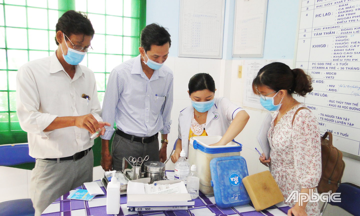 Bác sĩ CK2 Lê Đăng Ngạn kiểm tra việc bảo quản vắc xin nhằm đảm bảo an toàn vắc xin trong tiêm chủng