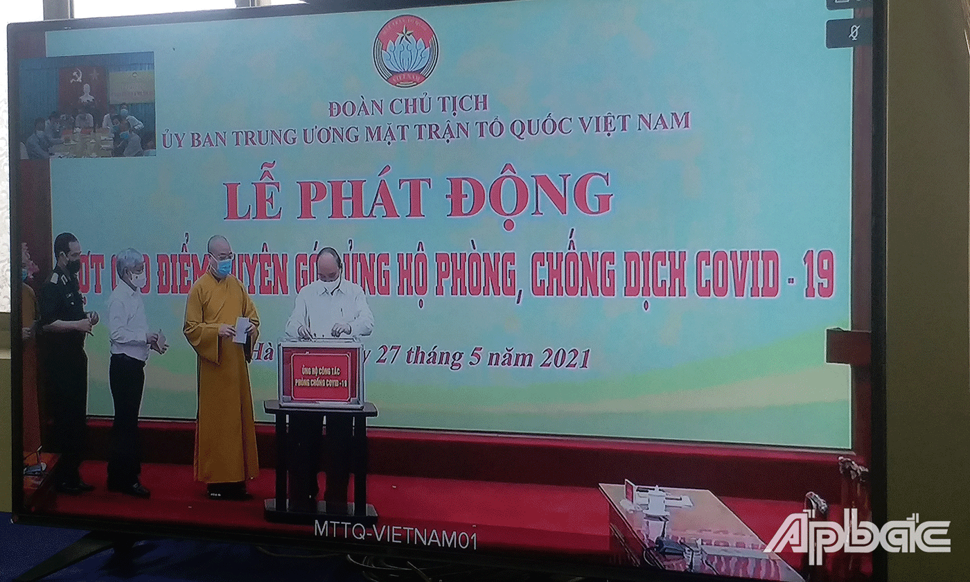Chủ tịch nước Nguyễn Xuân Phúc cùng đại biểu tham dự buổi lễ đóng góp ủng hộ.