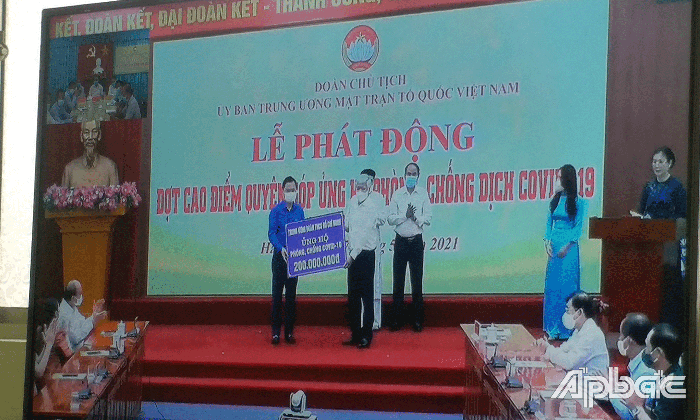 Các đơn vị, tổ chức, cá nhân, doanh nghiệp trao bảng tượng trưng đóng góp.