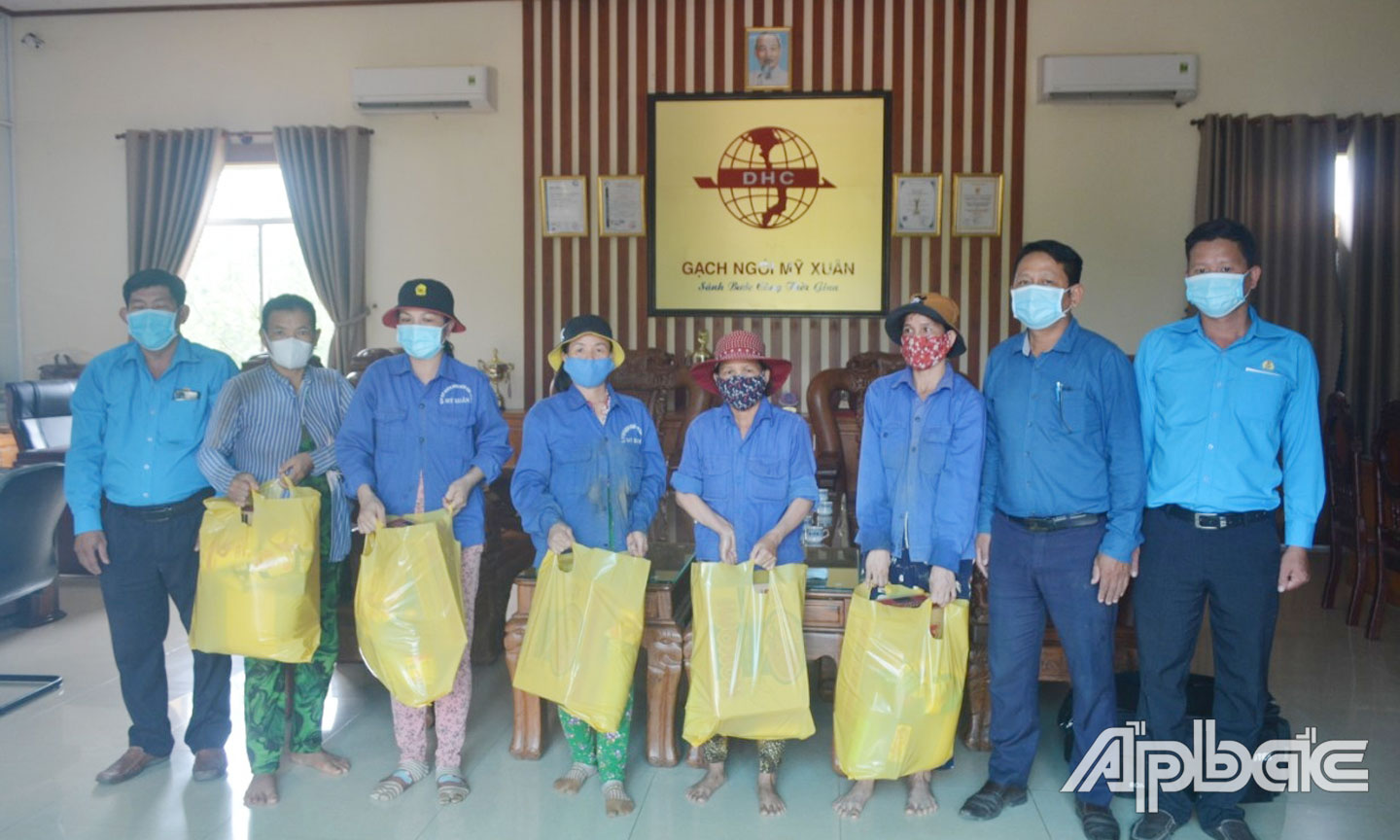 Chụp ảnh lưu niệm cùng công nhân Cty Đại Hữu, xã Tân Lý Đông