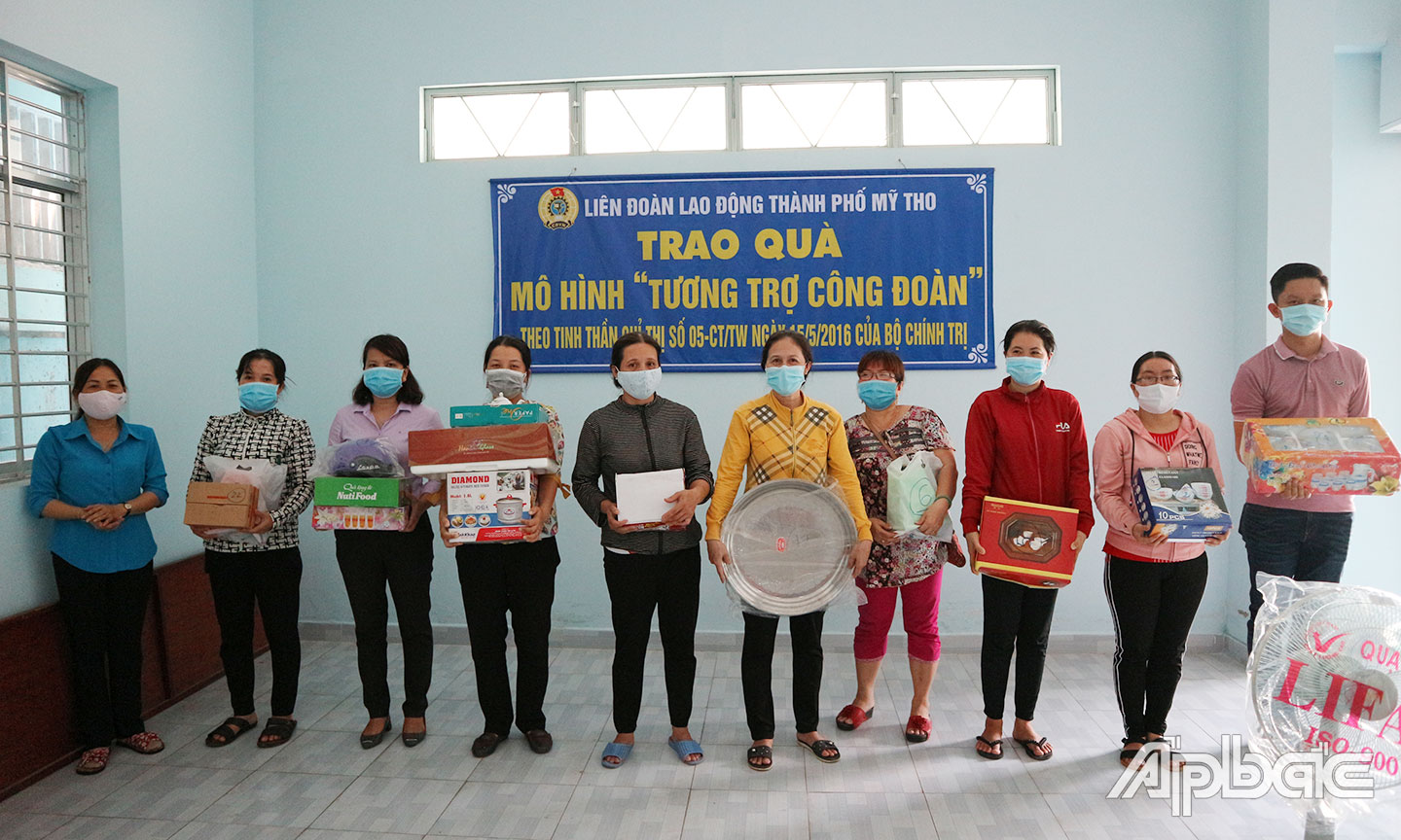 LĐLĐ TP. Mỹ Tho trao quà cho CNVCLĐ từ mô hình “Tương trợ CĐ” theo tinh thần thực hiện Chỉ thị 05.