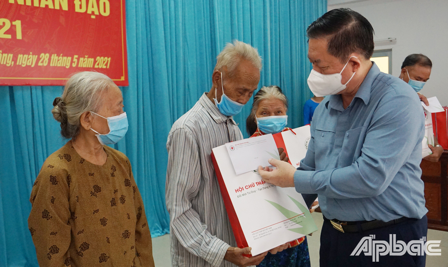 Đồng chí Nguyễn Trọng Nghĩa trao quà cho các gia đình khó khăn tại huyện Gò Công Tây