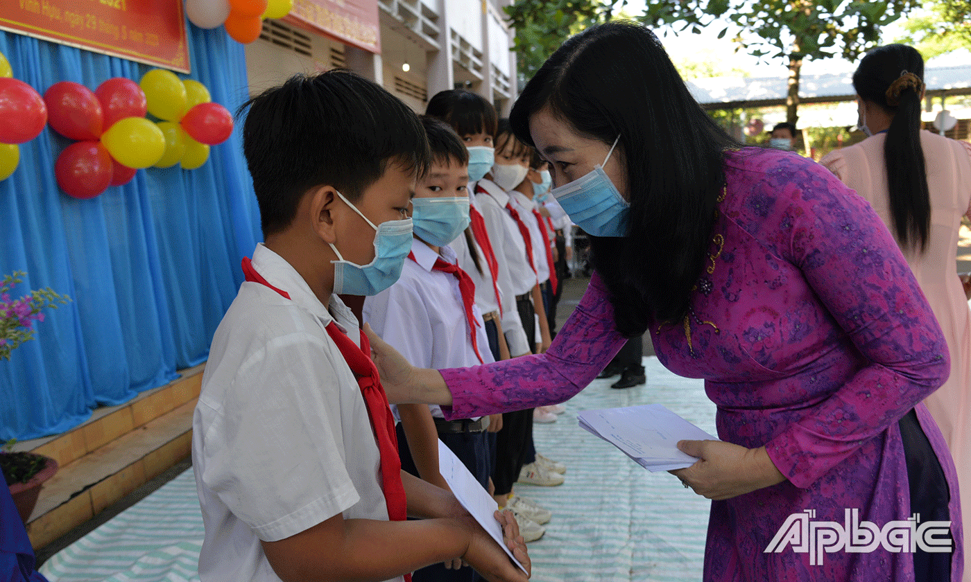 Đồng chí Châu Thị Mỹ Phương trao học bổng cho học sinh trường THCS Nguyễn Thị Bảy.