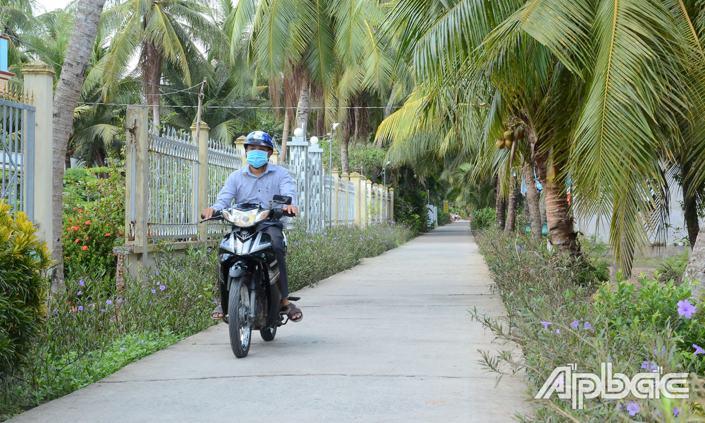Hệ thống kết cấu hạ tầng giao thông nông thôn được quan tâm đầu tư  (ảnh chụp tại xã Tân Thới, huyện Tân Phú Đông).