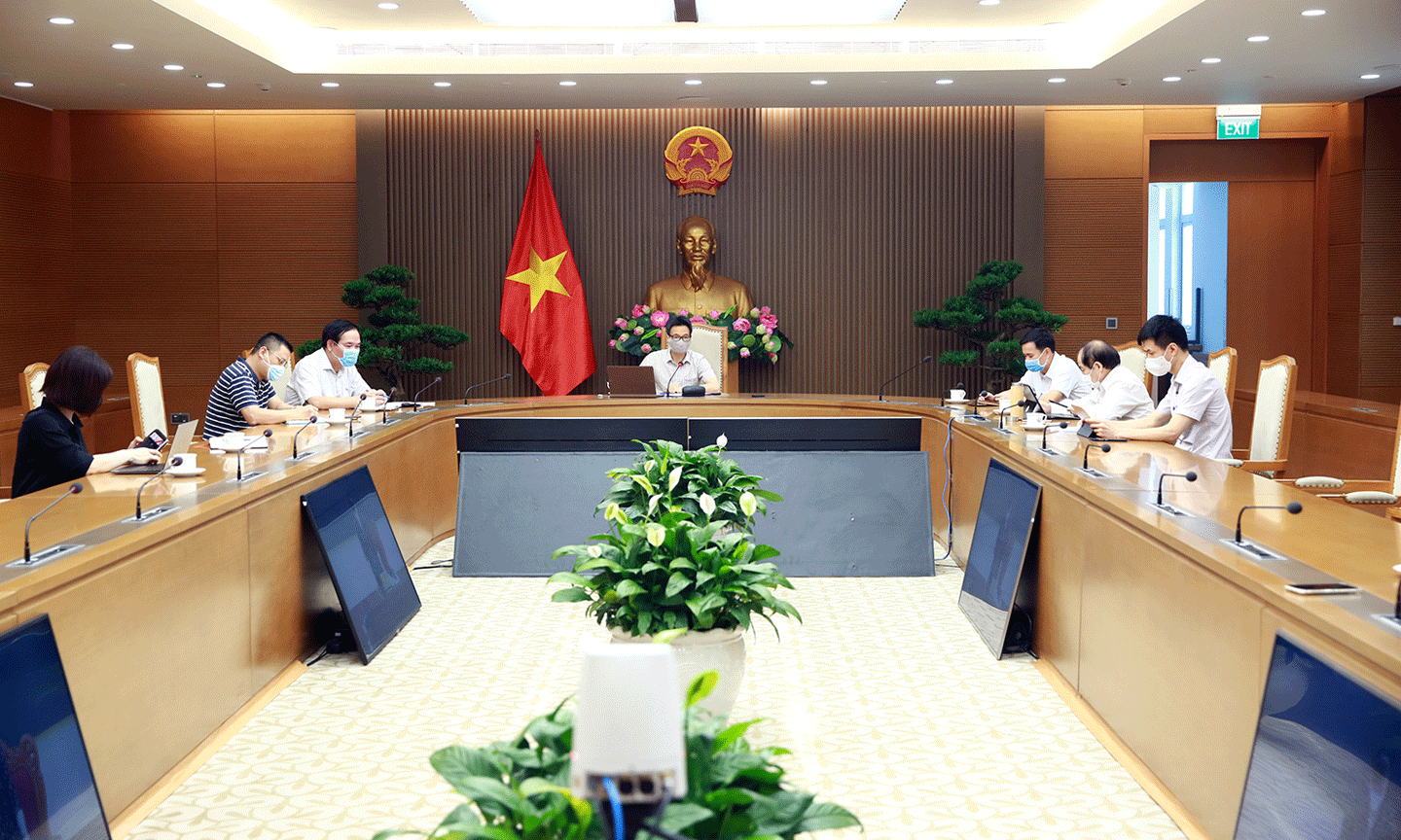 Phó Thủ tướng Vũ Đức Đam, Trưởng Ban Chỉ đạo quốc gia về phòng, chống dịch COVID-19 họp trực tuyến với tỉnh Bắc Ninh và Bắc Giang về các biện pháp cấp bách chống dịch trong cụm công nghiệp, khu công nghiệp và khu vực dân cư. Ảnh VGP/Đình Nam