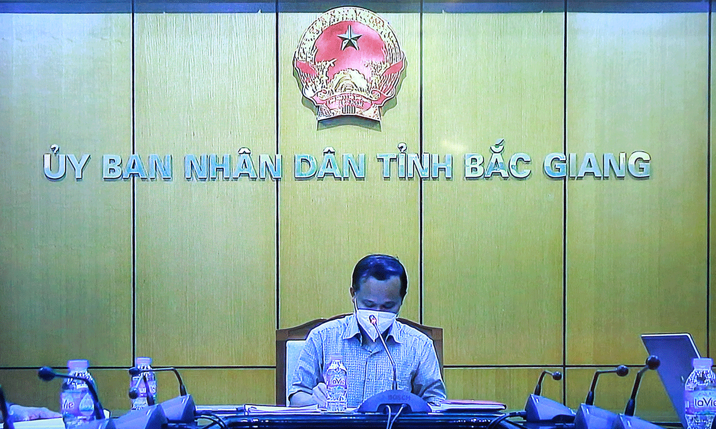 Lãnh đạo tỉnh Bắc Giang báo cáo Phó Thủ tướng. Ảnh VGP/Đình Nam