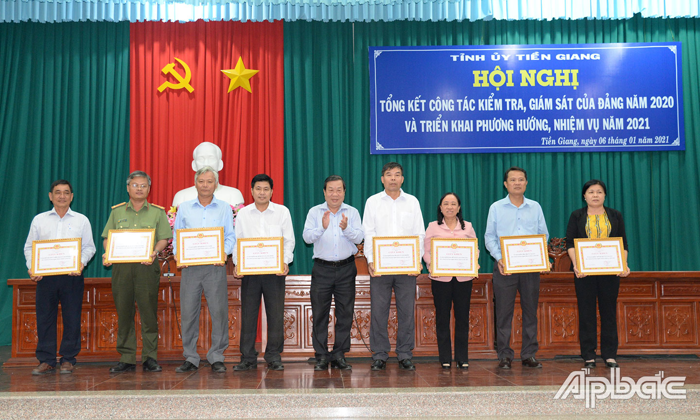 Đồng chí Nguyễn Ngọc Trầm, Ủy viên Ban Thường vụ, Chủ nhiệm Ủy ban Kiểm tra Tỉnh ủy trao thưởng cho các tập thể, cá nhân làm tốt công tác kiểm tra, giám giát của Đảng năm 2020.                                                                                                                                                                                                     Ảnh : PHƯƠNG MAI