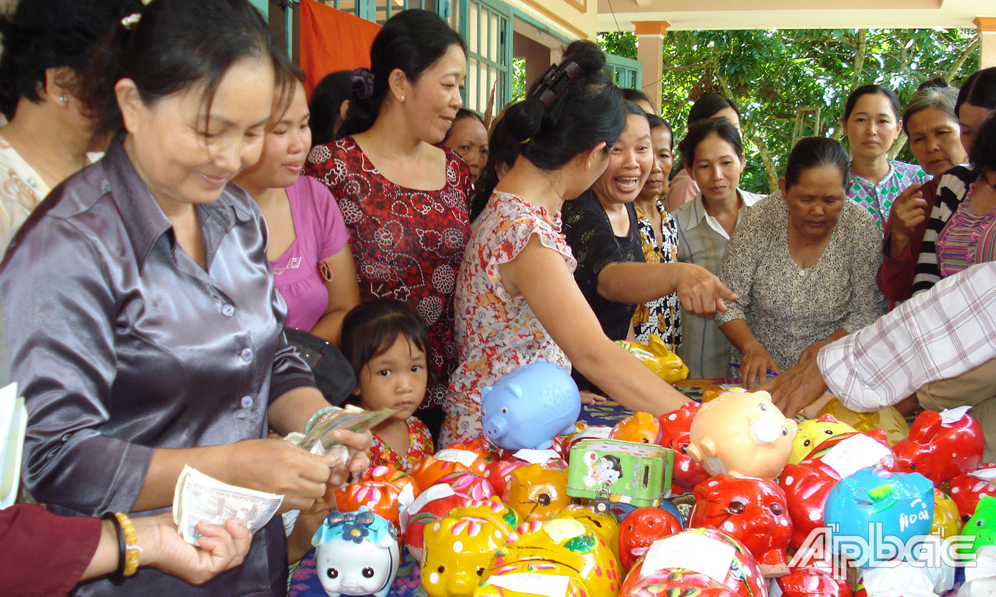 Hội Liên hiệp Phụ nữ tỉnh Tiền Giang phát động hội viên, phụ nữ hưởng ứng phong trào  “Nuôi heo đất” - là một trong những mô hình hiệu quả trong thực hành tiết kiệm (Ảnh chụp  trước khi dịch Covid-19 bùng phát).                                                                                                     Ảnh : HẠNH NGA