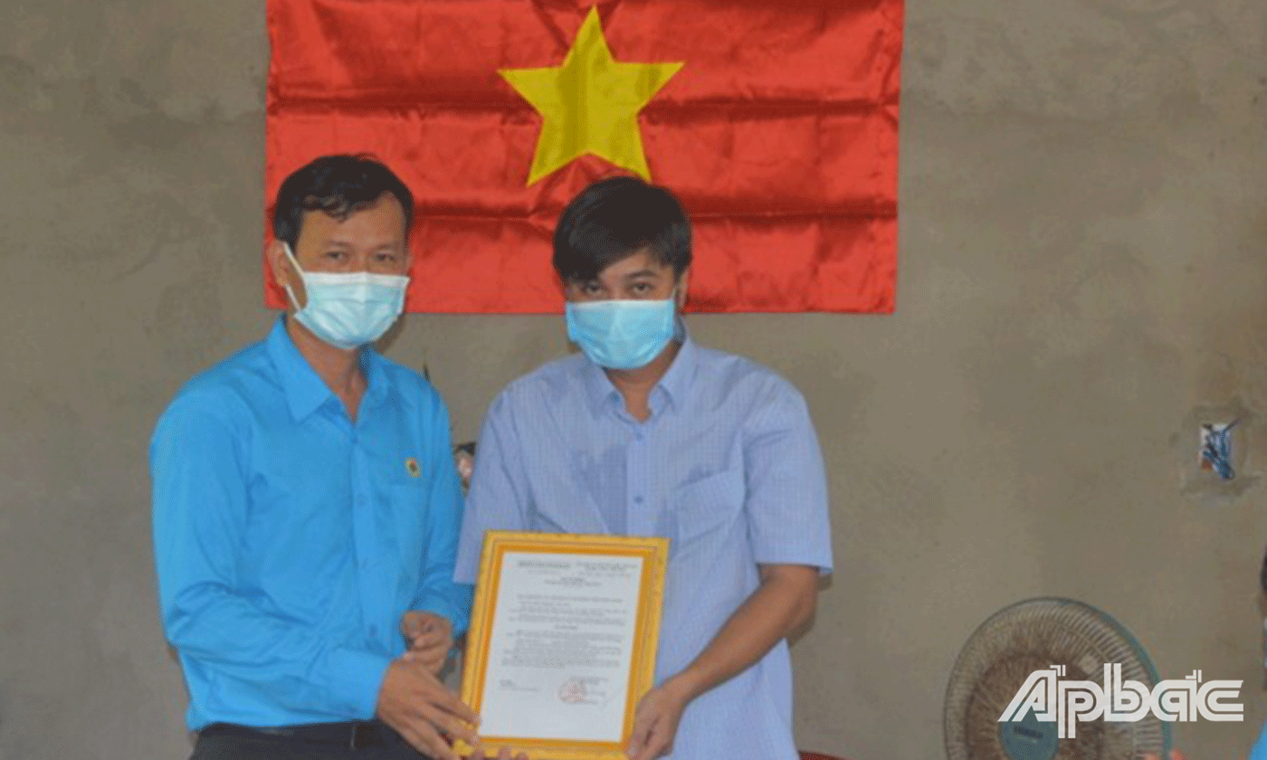 Phó Chủ tịch LĐLĐ tỉnh Tiền Giang Hoàng Khắc Tinh trao Quyết định bàn giao 
