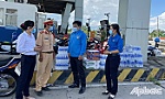 Thăm hỏi lực lượng làm nhiệm vụ tại các chốt kiểm soát dịch Covid-19