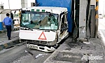 Xe tải tông sập cabin trạm thu phí trên đường cao tốc TP. Hồ Chí Minh - Trung Lương