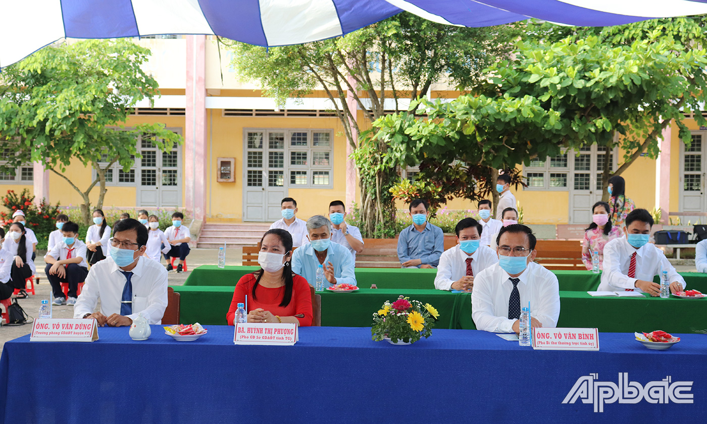 Đại biểu tham dự buổi lễ tổng kết năm học.