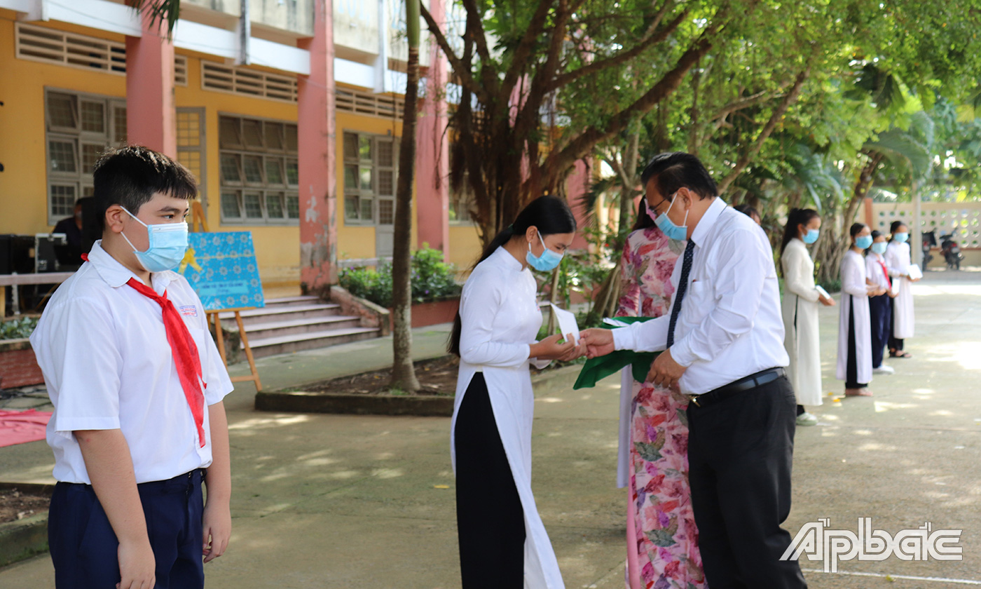 Đồng chí Võ Văn Bình trao học bổng cho các em học sinh vượt khó học tốt.