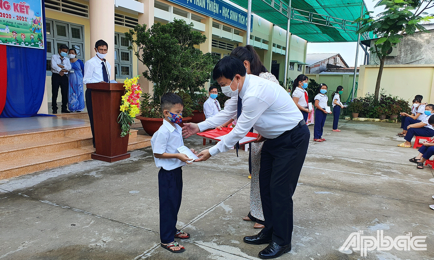 thừa ủy quyền của đồng chí Nguyễn Văn Danh, Ủy viên Ban Chấp hành Trung ương Đảng, Bí thư Tỉnh ủy, Chủ tịch Hội đồng nhân dân tỉnh, Tiến sĩ Lê Quang Trí đã gởi tặng 20 suất học bổng cho các em học sinh có hoàn cảnh khó khăn, vượt khó học tốt của nhà trường. 