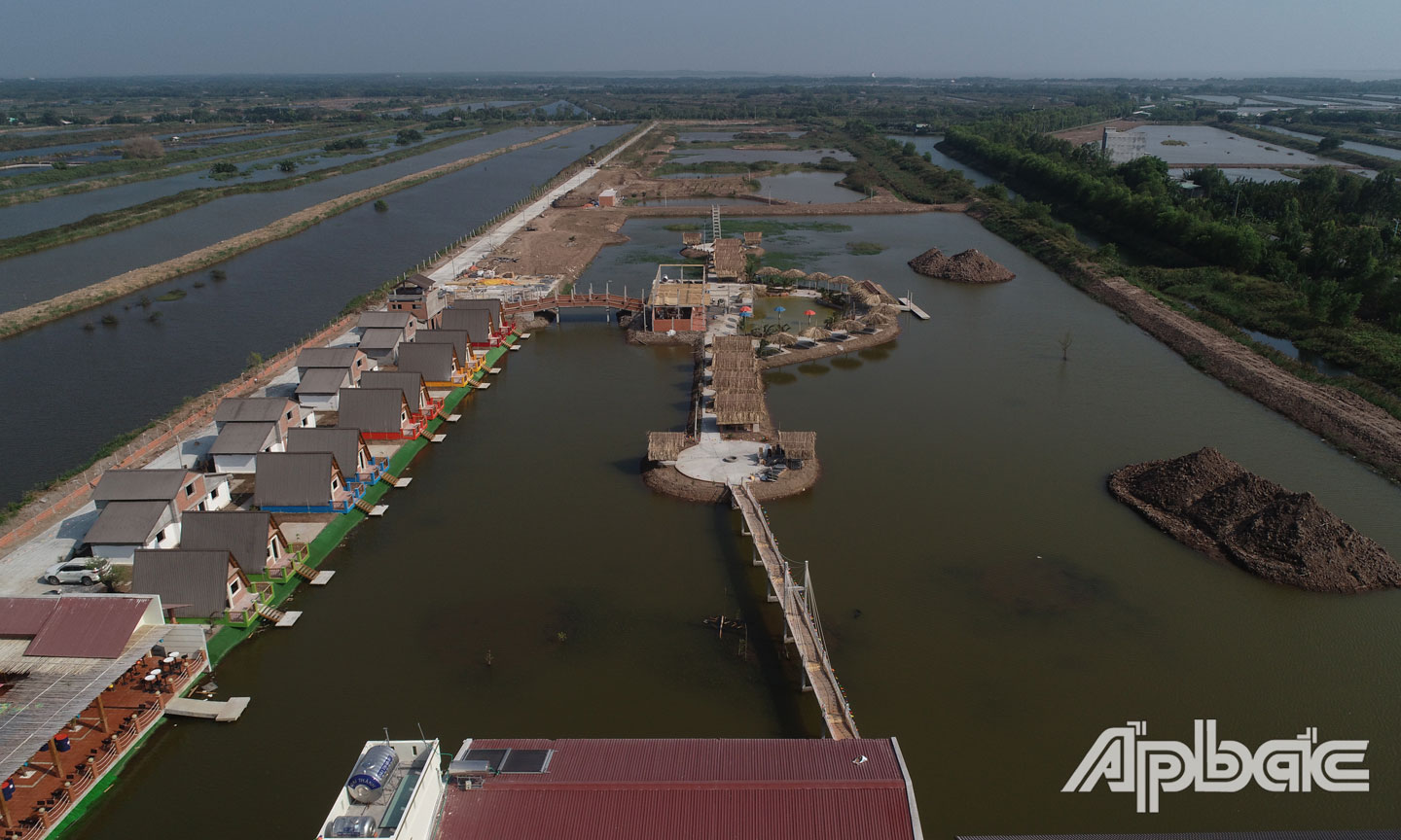 Khu du lịch sinh thái Làng Yến được đầu tư với quy mô khoảng 10 ha tại xã Phú Tân, huyện Tân Phú Đông.