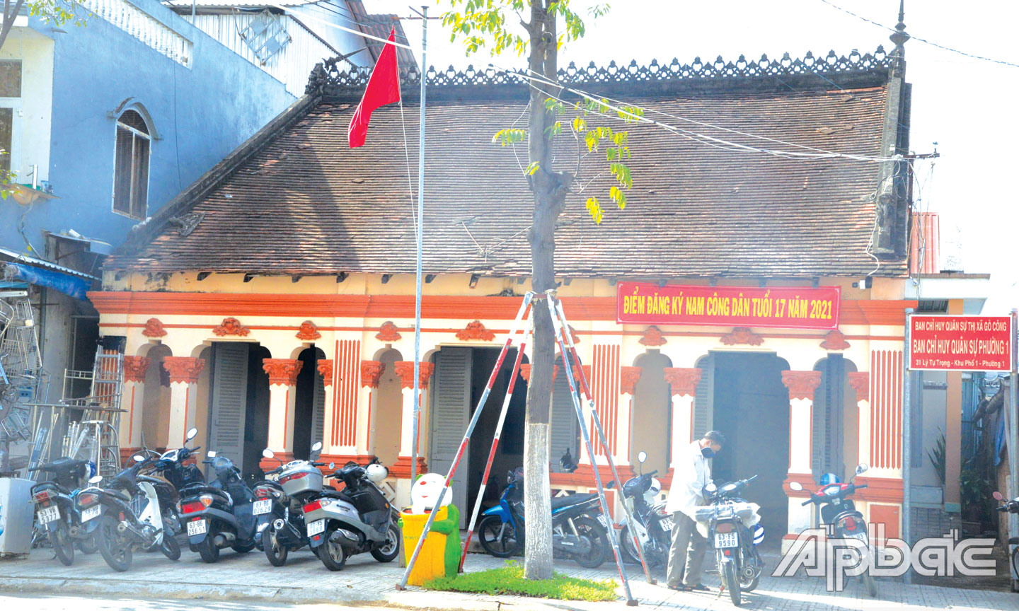 Một nhà cổ được gìn giữ, trưng dụng làm nơi làm việc của Ban Chỉ huy  Quân sự phường 1, TX. Gò Công.