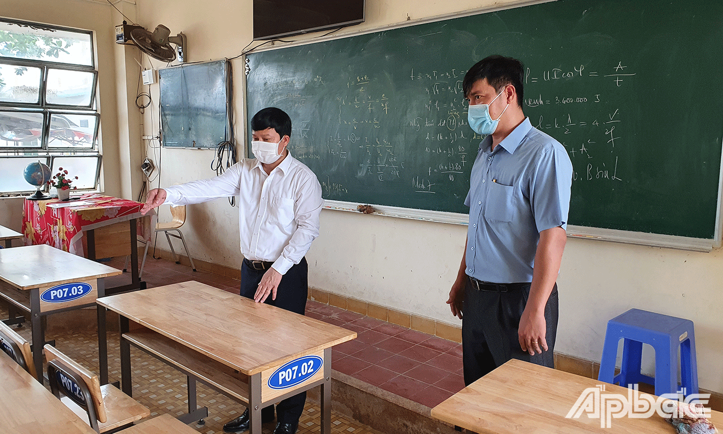 Tiến sĩ Lê Quang Trí kiểm tra thực tế tại phòng thi Trường THPT Chợ Gạo. 