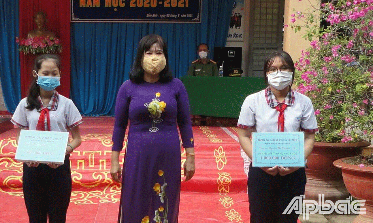 Tiến sĩ Lê Thị Loan, Phó Trưởng Phòng Gi áo dục Trung học - Gi áo dục Thường xuyên (Sở Gi áo dục và Đào tạo) phát thưởng cho học sinh. 