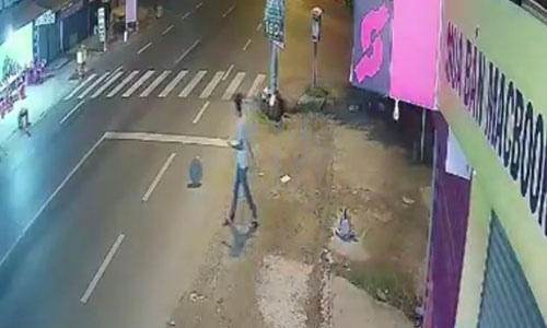 Thanh niên lăn cục bê tông ra đường gây tai nạn. Ảnh trích xuất từ camera công an cung cap611.