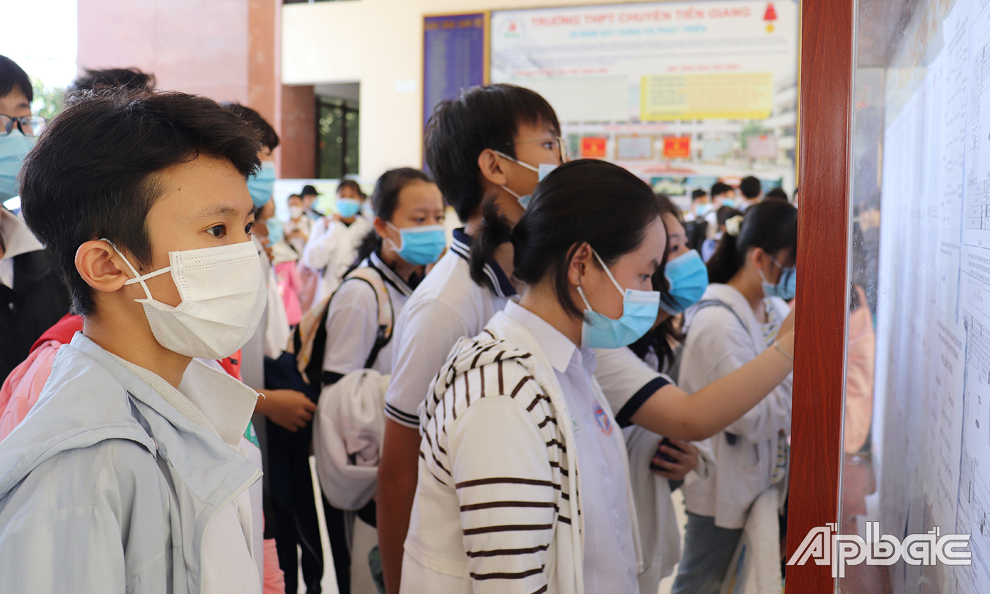 Các thí sinh xem sơ đồ phòng thi tại hội đồng thi Trường THPT Chuyên Tiền Giang.