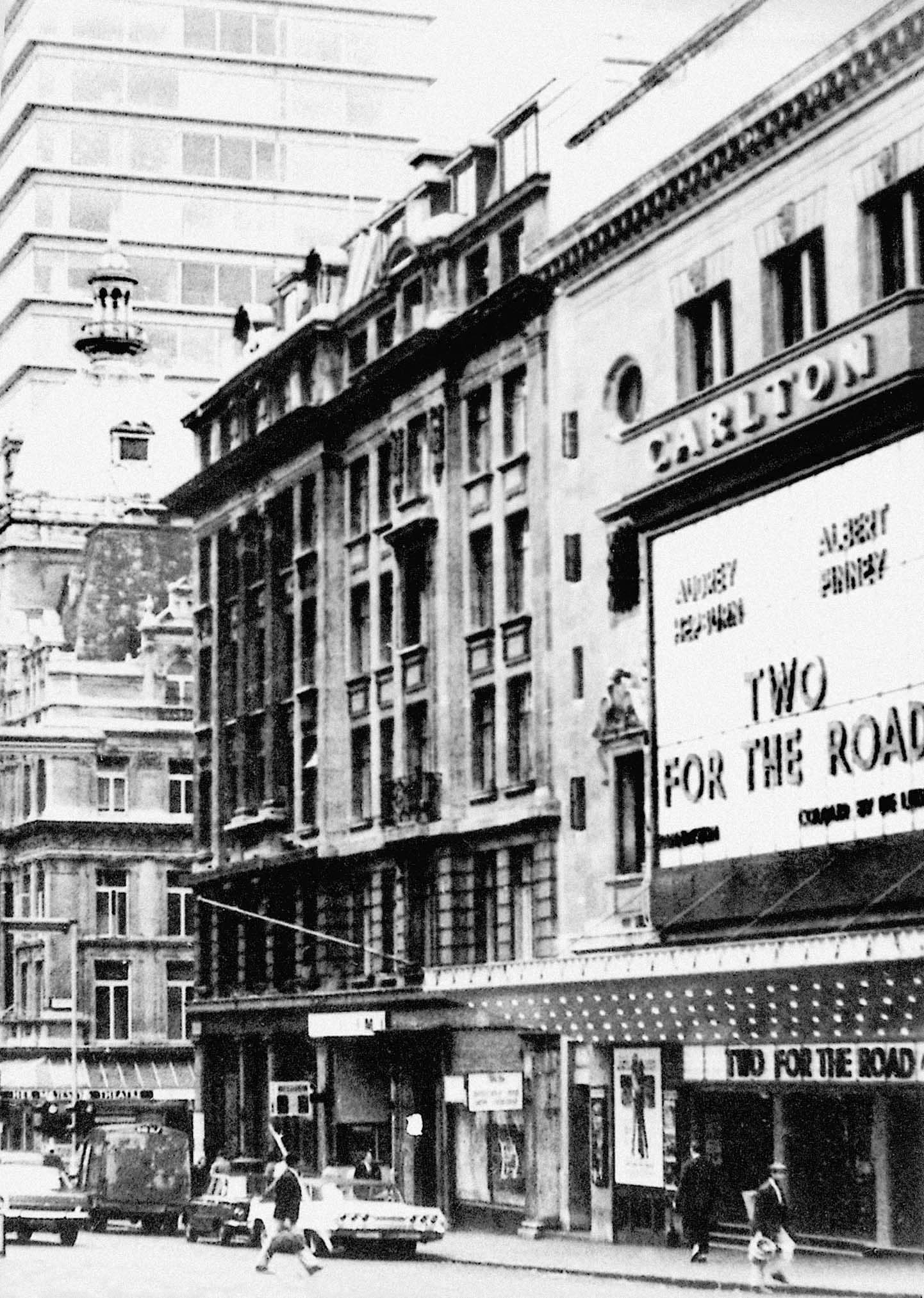  Khách sạn Carlton ở Luân Đôn, nước Anh, nơi Nguyễn Tất Thành làm thuê trong những năm 1914-1917. 